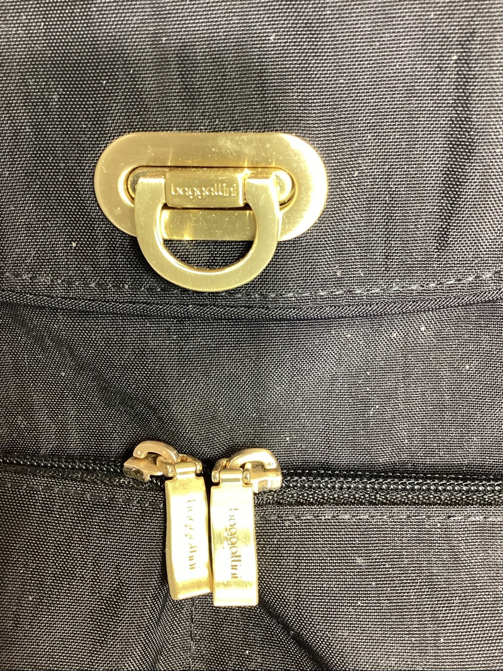 NWOT baggallini Coastal Flip Lock Day Pack Black/Gold - Picture 5 of 8